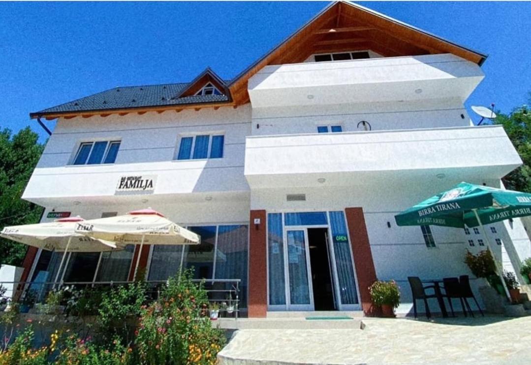 Bar-Restaurant-Hotel-Familja Klos Kültér fotó