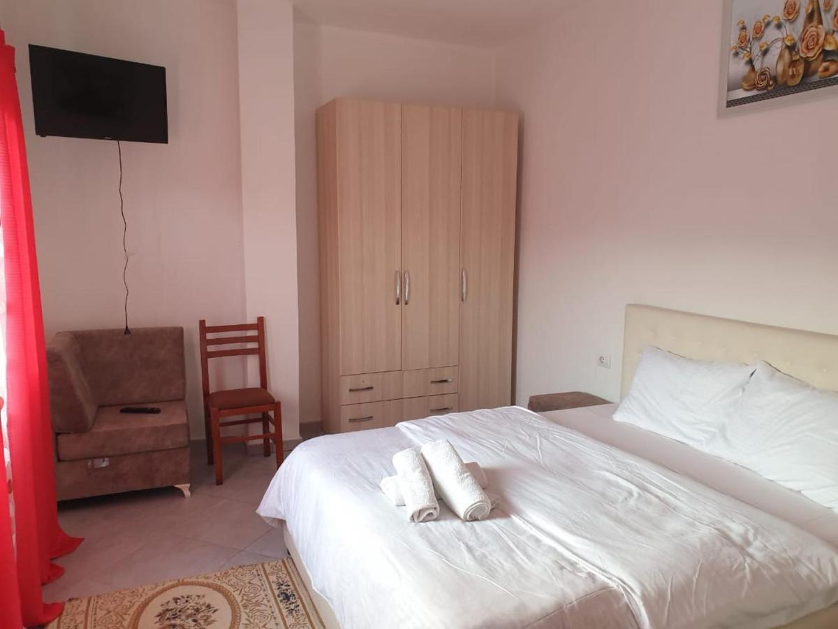 Bar-Restaurant-Hotel-Familja Klos Kültér fotó