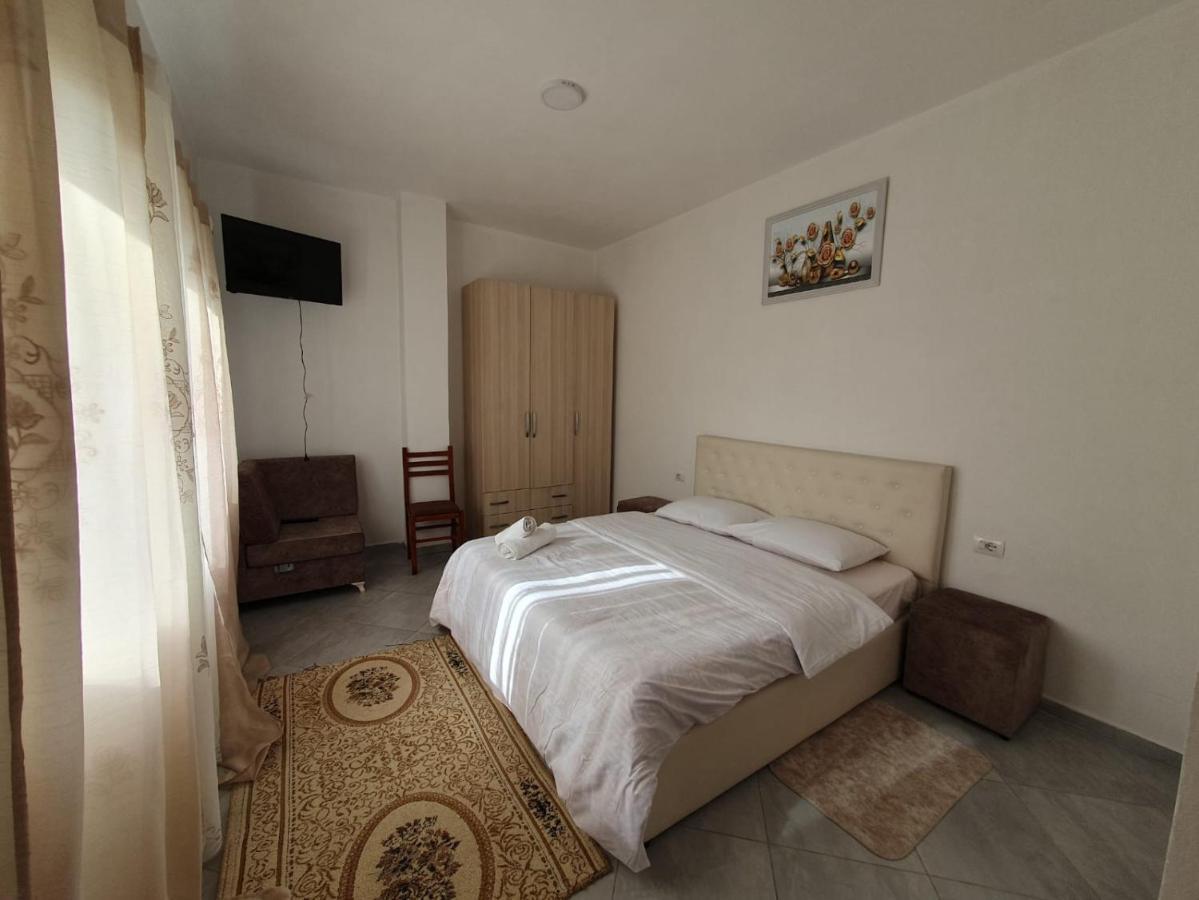 Bar-Restaurant-Hotel-Familja Klos Kültér fotó