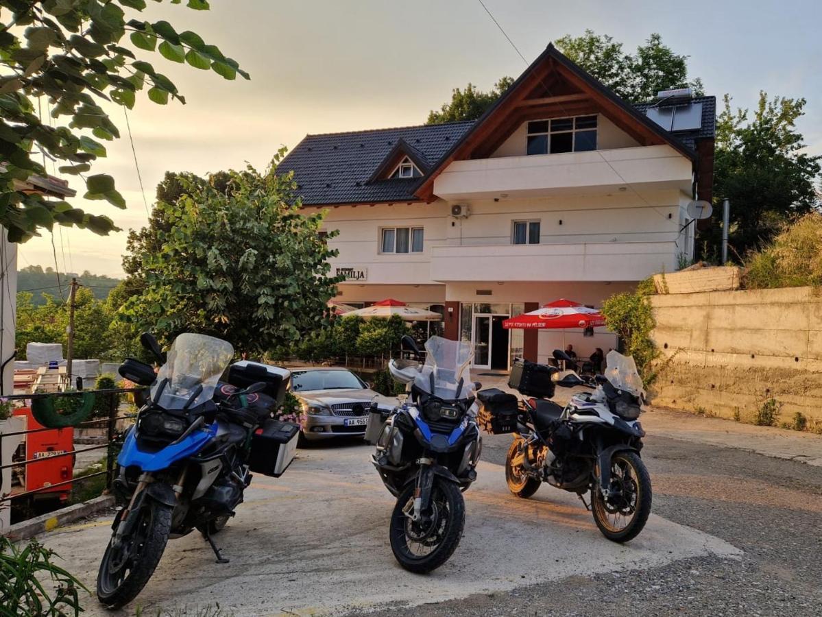 Bar-Restaurant-Hotel-Familja Klos Kültér fotó