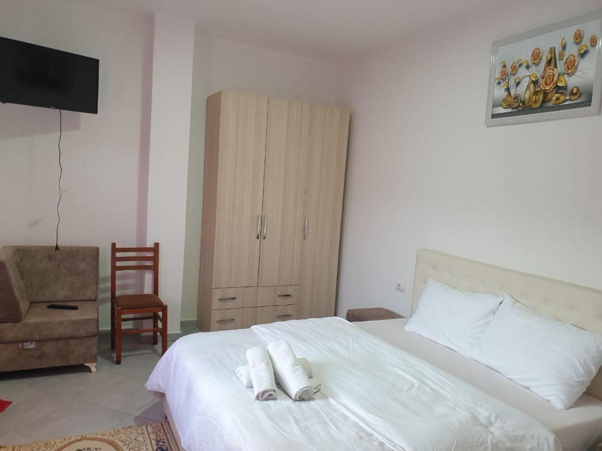 Bar-Restaurant-Hotel-Familja Klos Kültér fotó
