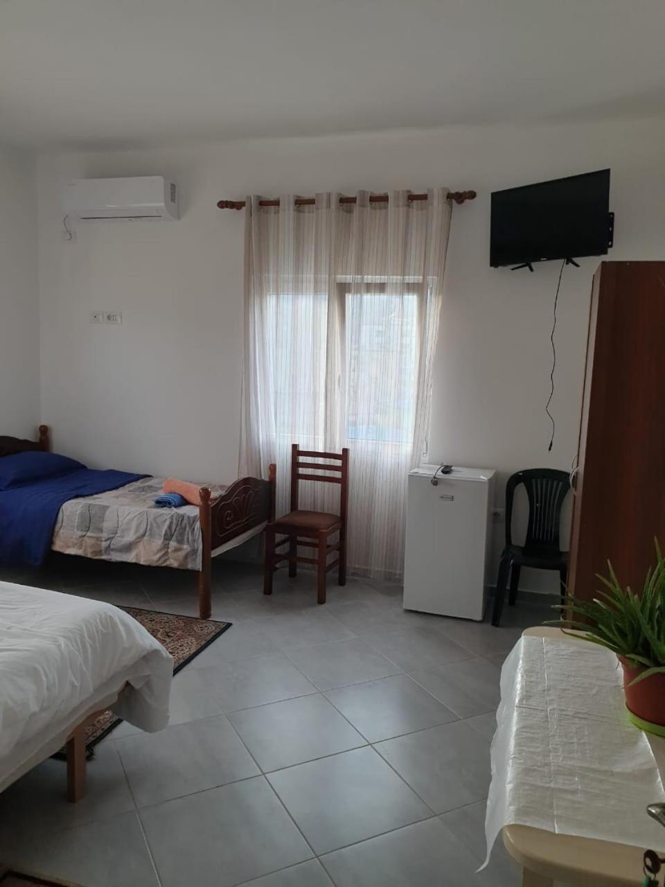 Bar-Restaurant-Hotel-Familja Klos Kültér fotó
