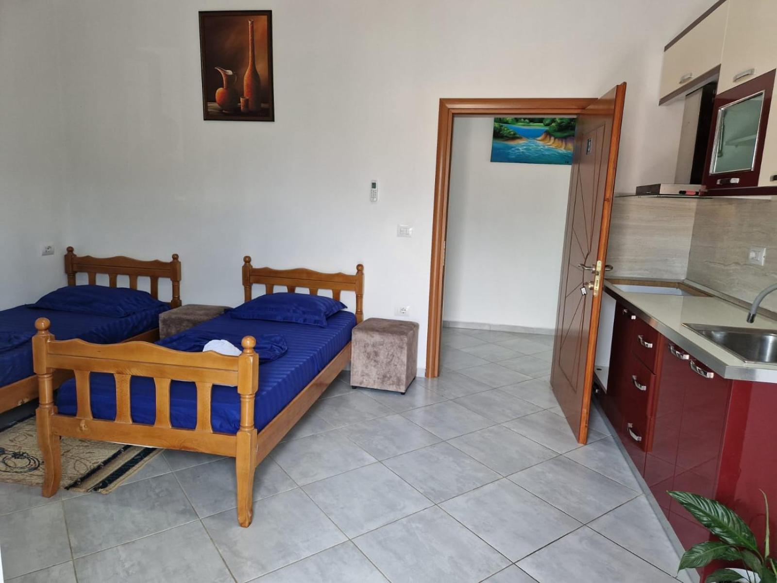 Bar-Restaurant-Hotel-Familja Klos Kültér fotó