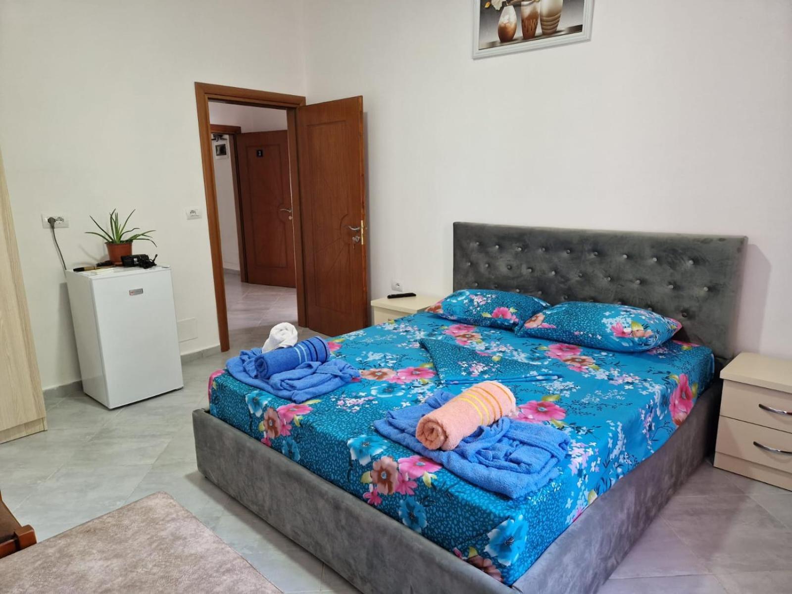 Bar-Restaurant-Hotel-Familja Klos Kültér fotó