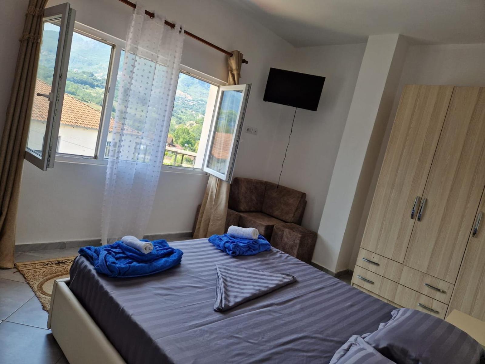 Bar-Restaurant-Hotel-Familja Klos Kültér fotó