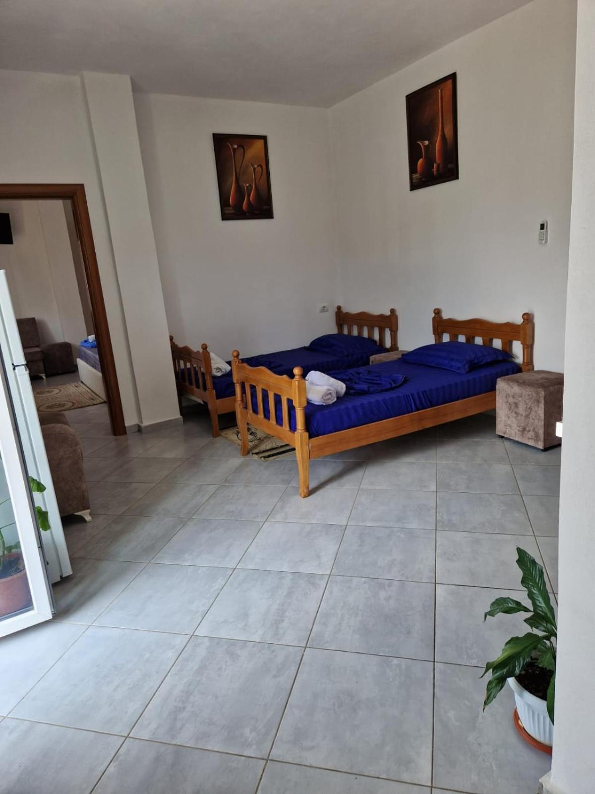 Bar-Restaurant-Hotel-Familja Klos Kültér fotó