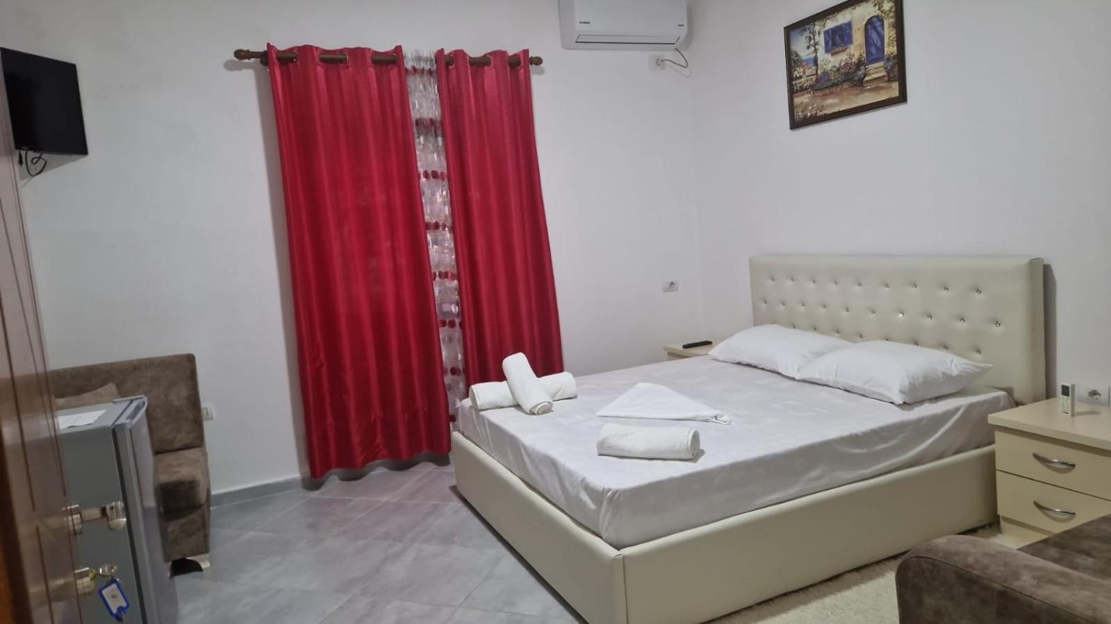 Bar-Restaurant-Hotel-Familja Klos Kültér fotó