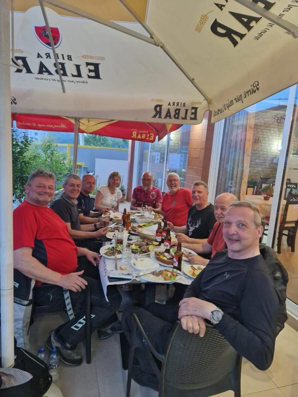 Bar-Restaurant-Hotel-Familja Klos Kültér fotó