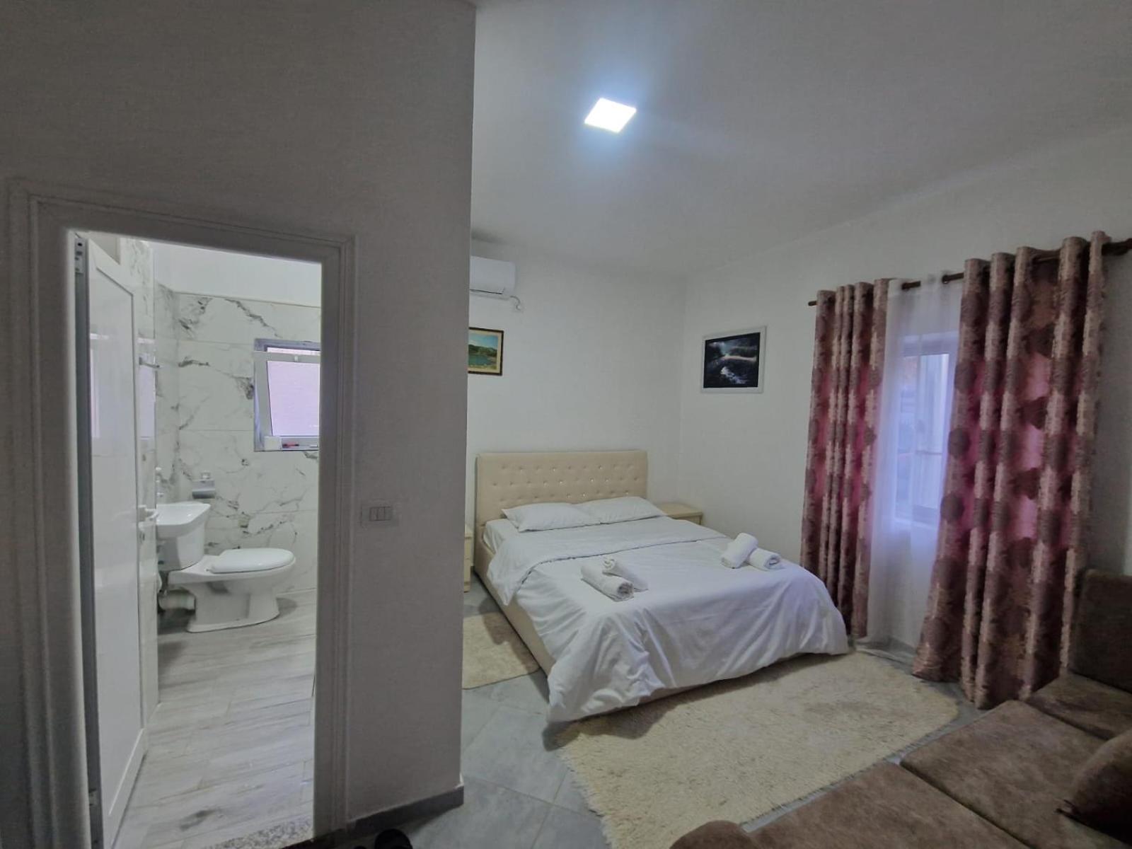 Bar-Restaurant-Hotel-Familja Klos Kültér fotó