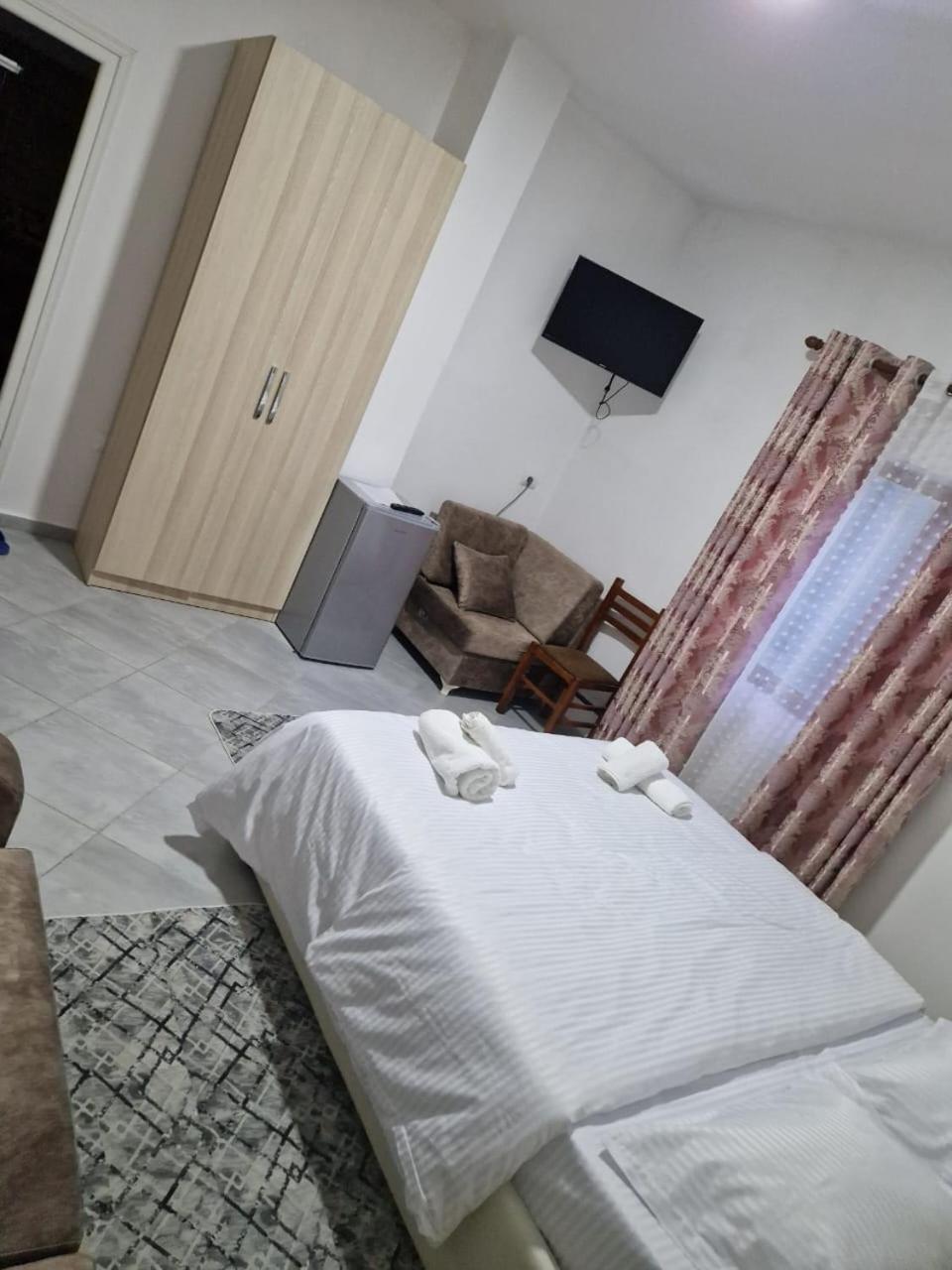 Bar-Restaurant-Hotel-Familja Klos Kültér fotó