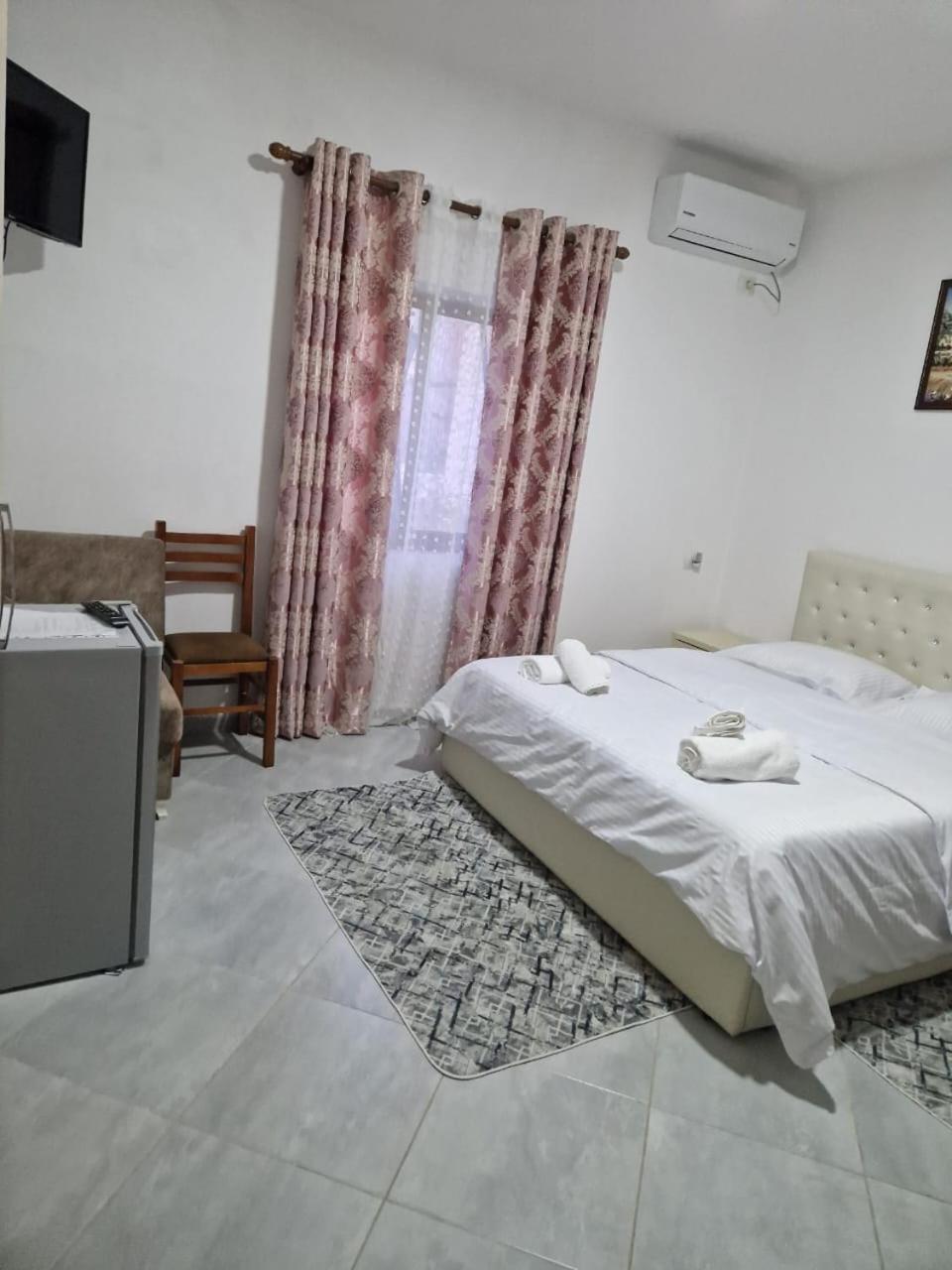 Bar-Restaurant-Hotel-Familja Klos Kültér fotó