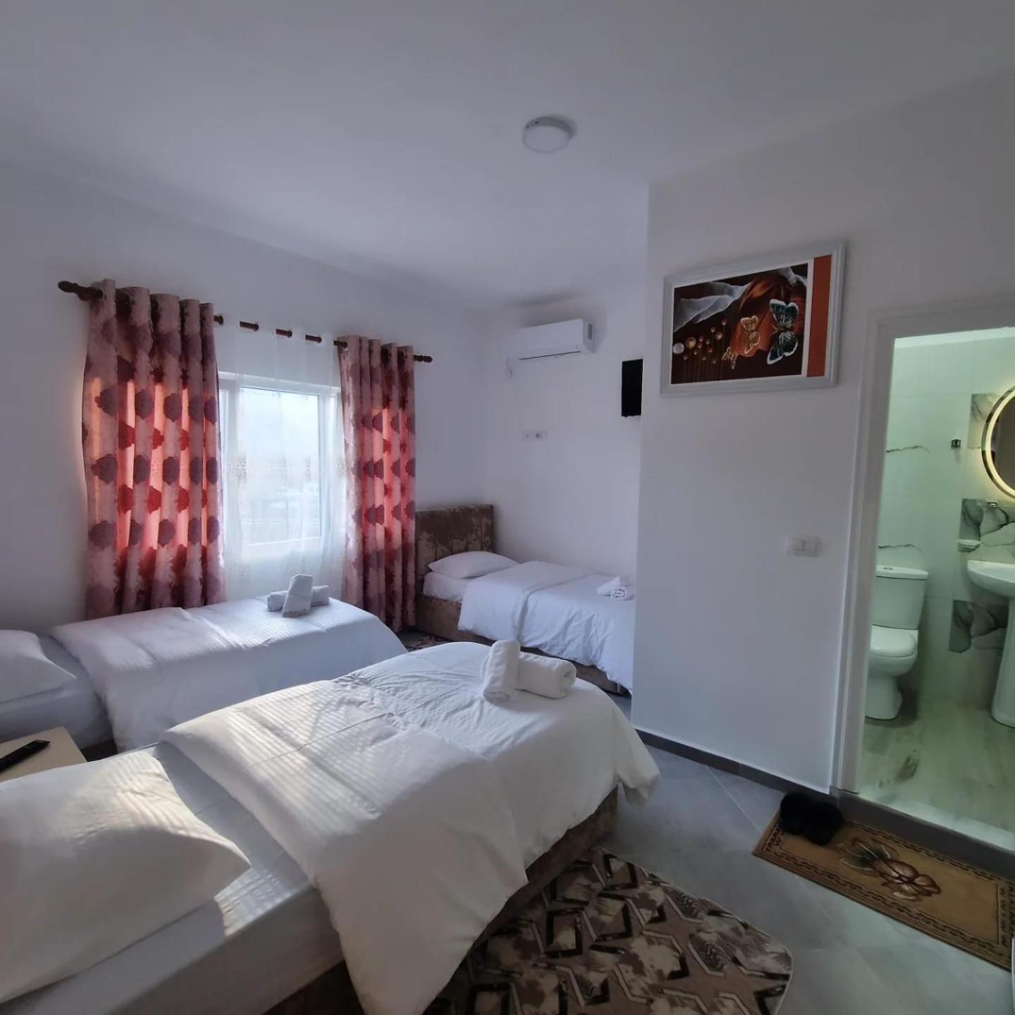Bar-Restaurant-Hotel-Familja Klos Kültér fotó