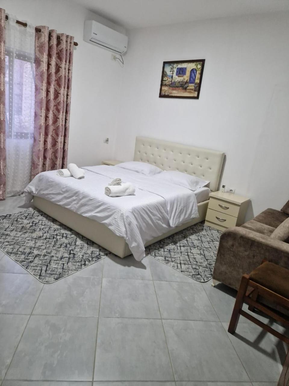 Bar-Restaurant-Hotel-Familja Klos Kültér fotó